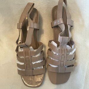 EUC Jaclyn Smith Tan Sling Back Wedge Sandals Size 8.5